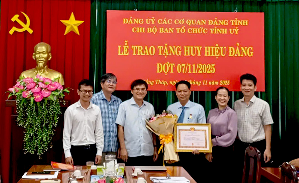 Chi bộ Ban Tổ chức Tỉnh ủy tổ chức Lễ trao tặng Huy hiệu đảng