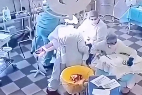 Động đất 8,8 độ tại Nga: Bác sĩ vẫn mổ cứu người giữa phòng phẫu thuật rung lắc