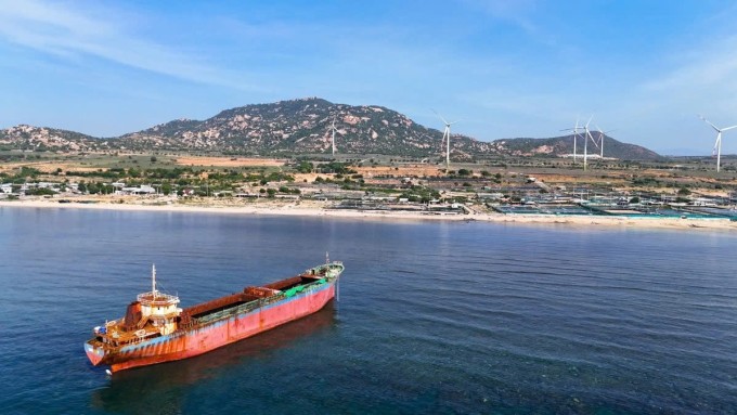Tàu mắc cạn hơn 2 năm ở Ninh Thuận – Điểm check-in nổi tiếng sắp được trục vớt