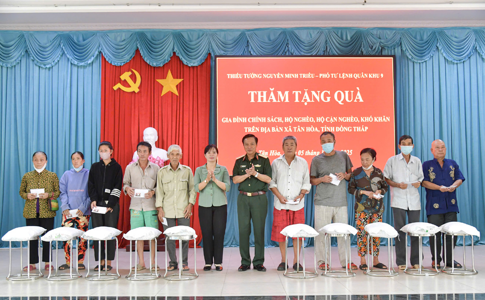 Phó Tư lệnh Quân khu 9 trao 150 phần quà hỗ trợ người dân khó khăn tại xã Tân Hòa