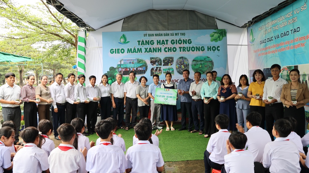 Tặng hạt giống – Gieo mầm xanh cho trường học tại xã Mỹ Tho
